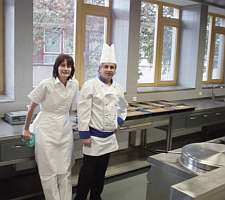Šéfkuchař a Kamila Kroupová, Bc. v kuchyni MOÚ Brno